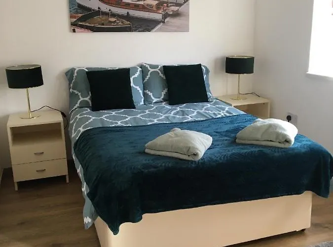 Modern 1 Bedroom Flat Perfect For Match Or City Break